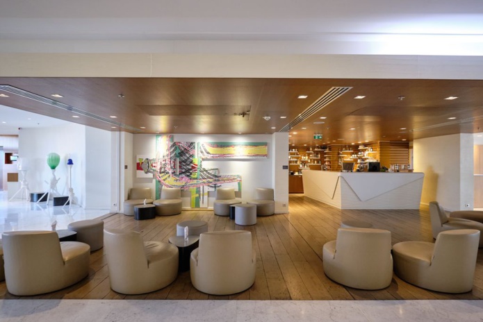L'intérieur du Renaissance a été conçu comme une galerie d'artistes. Ici, le bar l'Avant-Scène (©Romy Agency/Renaissance Aix) L'intérieur du Renaissance a été conçu comme une galerie d'artistes. Ici, le bar l'Avant-Scène (©Romy Agency/Renaissance Aix)