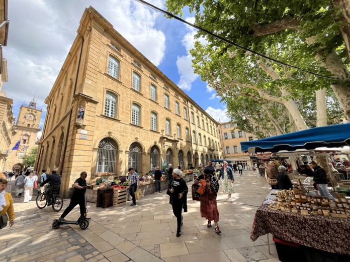 Marché sur la Place Richelme (à droite). Au fond, à gauche, la Tour de l'Horloge. Et, juste avant, l'Hôtel de ville (©PB) Marché sur la Place Richelme (à droite). Au fond, à gauche, la Tour de l'Horloge. Et, juste avant, l'Hôtel de ville (©PB)