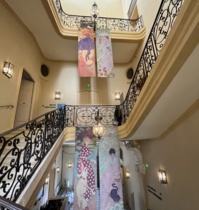 Des oeuvres japonisantes de Bonnard se découvrent en montant l'impressionnant escalier de l'Hôtel de Caumont (©PB) Des oeuvres japonisantes de Bonnard se découvrent en montant l'impressionnant escalier de l'Hôtel de Caumont (©PB)