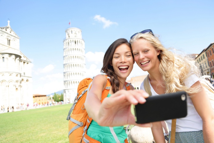 Réseaux sociaux et tourisme : cette manie d’immortaliser une destination est d’une part entretenue par la simplicité d’utilisation des réseaux, par leurs évolutions techniques régulières, mais aussi et surtout par le narcissisme des auteurs des posts - Depositphotos.com Auteur Maridav Réseaux sociaux et tourisme : cette manie d’immortaliser une destination est d’une part entretenue par la simplicité d’utilisation des réseaux, par leurs évolutions techniques régulières, mais aussi et surtout par le narcissisme des auteurs des posts - Depositphotos.com Auteur Maridav