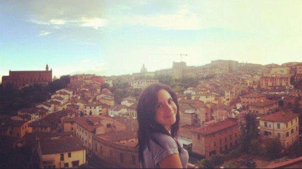 Corinne Stoppelli devant un panorama d'une des villes les plus romantiques d'Italie : Sienne - DR : Vie Nomade