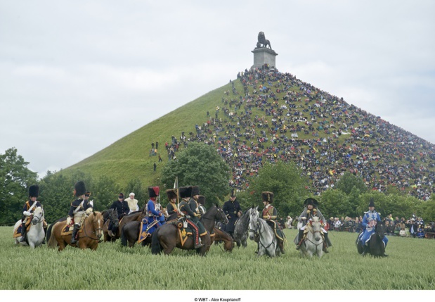 La butte, de 45 m de haut, présente sur sa cime un énorme lion en fonte, de 28 tonnes, emblème du duc d’Orange-Nassau - DR : WBT - Alex Kouprianoff La butte, de 45 m de haut, présente sur sa cime un énorme lion en fonte, de 28 tonnes, emblème du duc d’Orange-Nassau - DR : WBT - Alex Kouprianoff