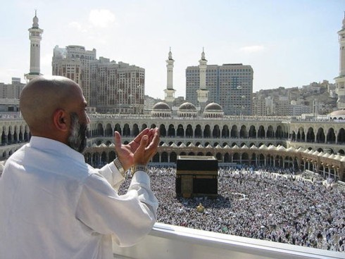 A l’agence de voyages ils préfèrent le « guide » religieux qui est allé à la Mecque de nombreuses fois, le « Tawaf » du quartier qui aura effectué la circumambulation, les sept tours indispensables autour de la Kaaba… (photo DR)