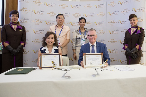 Assis de Gauche à droite : Juthaporn Rerngronasa, Gouverneur intérimaire de l'Autorité du Tourisme de Thaïlande, et Shane O'Hare, Senior Vice President Marketing d'Etihad Airways. (débout G-D) Son Excellence Surapit Kirtiputra, Ambassadeur de Thaïlande en Italie et Son Excellence Kobkarn Wattanavrangkul, Ministre du Tourisme et des Sports thaïlandais - Photo DR