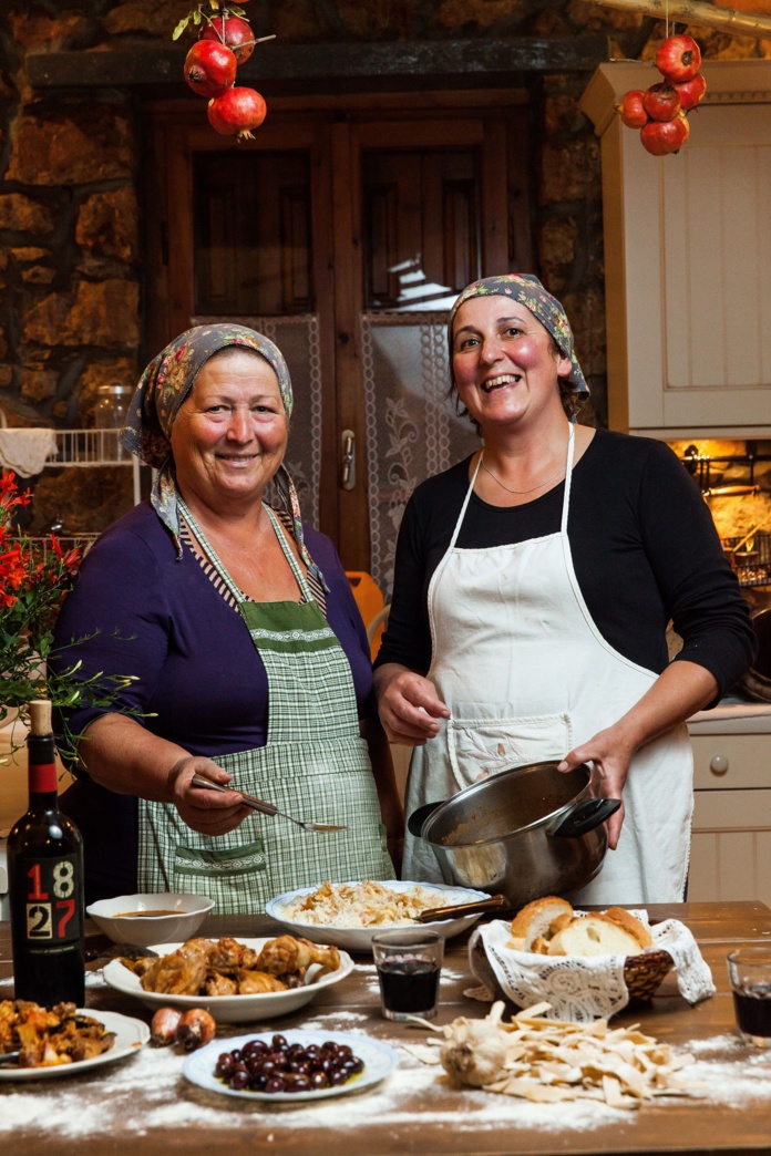 Parmi les "expériences à vivre" à Costa Navarino, des cours de cuisine traditionnelle (© Costa Navarino) Parmi les "expériences à vivre" à Costa Navarino, des cours de cuisine traditionnelle (© Costa Navarino)