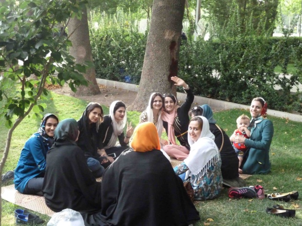 Un groupe d'amies dans un parc d'Ispahan. Respectueuses de leurs traditions, elles sont aussi éprises de modernité - Photo Véronique Robin Un groupe d'amies dans un parc d'Ispahan. Respectueuses de leurs traditions, elles sont aussi éprises de modernité - Photo Véronique Robin