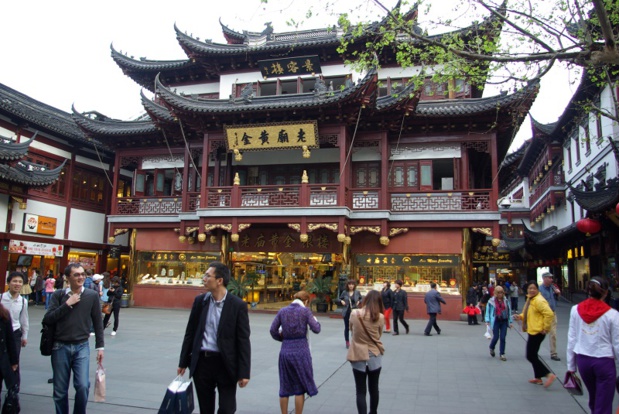 La rue de Nankin et ses enseignes agressives a beau être le nouveau temple du commerce, le jardin Yu et ses arabesques intimes rappellent la puissance des mandarins d’autrefois - DR : J.-F.R.
