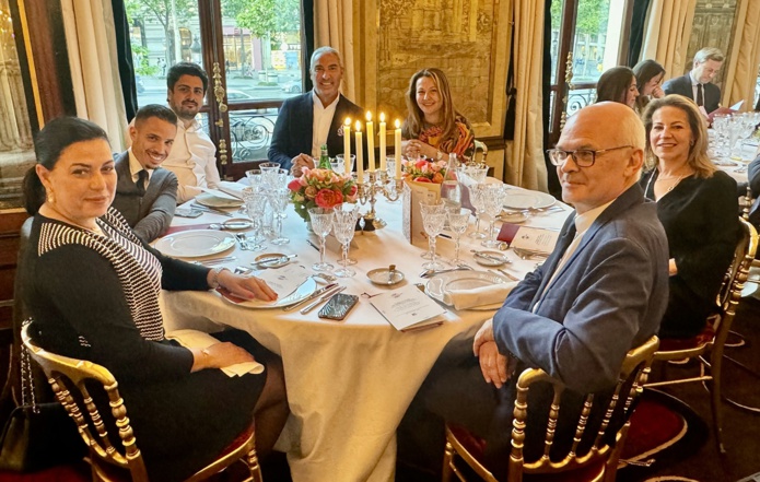 La table de l'Ambassadeur ÔVoyages-Thalasso n°1 avec Raouf et Samia Benslimane et leurs invités : Nadia Van Cleven, Me Marie-Laure Tarragano, Patrick Métivier (Carrefour Voyages), Smail Boudjennah (Qatar Airways) et un représentant de la Banque Edmond Rothschild, /crédit JDL La table de l'Ambassadeur ÔVoyages-Thalasso n°1 avec Raouf et Samia Benslimane et leurs invités : Nadia Van Cleven, Me Marie-Laure Tarragano, Patrick Métivier (Carrefour Voyages), Smail Boudjennah (Qatar Airways) et un représentant de la Banque Edmond Rothschild, /crédit JDL