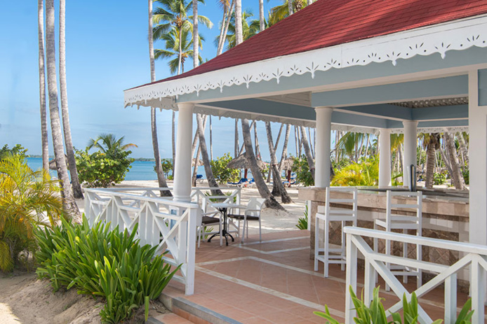 Siroter un délicieux cocktail à l’ombre d’un palmier tout en écoutant le son des vagues ?  C'est possible au Beach Bar du Bahia Principe Grand La Romana © Bahia Principe Hotels & Resorts Siroter un délicieux cocktail à l’ombre d’un palmier tout en écoutant le son des vagues ?  C'est possible au Beach Bar du Bahia Principe Grand La Romana © Bahia Principe Hotels & Resorts