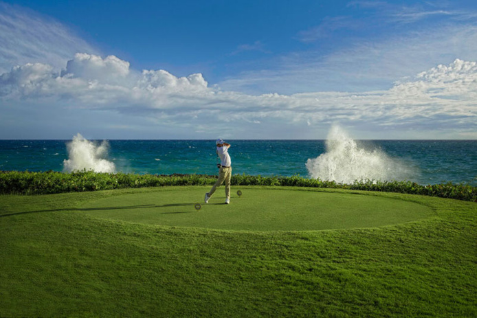 Le terrain PGA Ocean's 4, sa verdure dense, ses lacs spectaculaires et la mer proche impressionnent à tout moment et de tout point de vue © Bahia Principe Hotels & Resorts Le terrain PGA Ocean's 4, sa verdure dense, ses lacs spectaculaires et la mer proche impressionnent à tout moment et de tout point de vue © Bahia Principe Hotels & Resorts