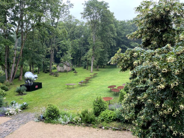 Dans le parc, plus d'animaux en liberté comme au temps de Rosa Bonheur, mais une sculpture monumentale de Michel Michel Bassompierre (©PB) Dans le parc, plus d'animaux en liberté comme au temps de Rosa Bonheur, mais une sculpture monumentale de Michel Michel Bassompierre (©PB)