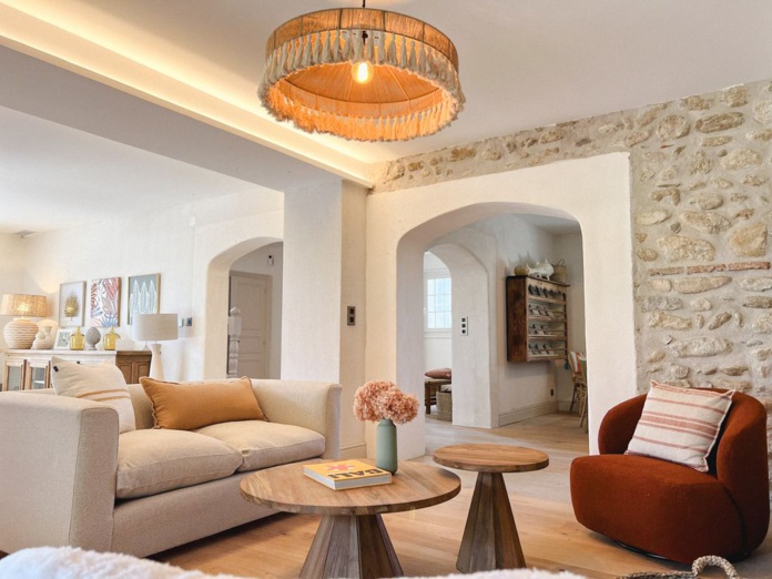 Le salon, aménagé dans un esprit "maison de vacances" (©L’Île de la Lagune ) Le salon, aménagé dans un esprit "maison de vacances" (©L’Île de la Lagune )