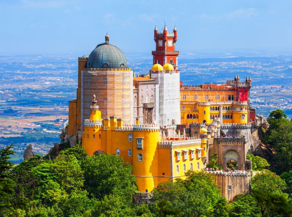 Le palais national de Pena, un trésor dressé sur les collines de Sintra. Le palais national de Pena, un trésor dressé sur les collines de Sintra.