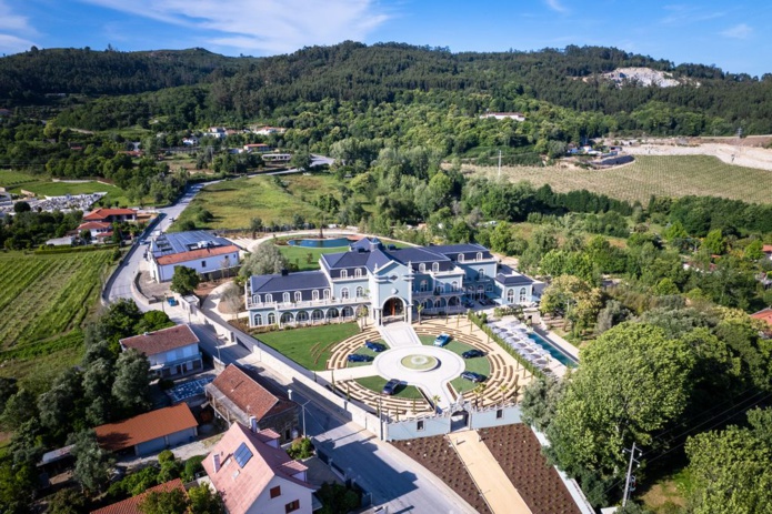 Une villa somptueuse au milieu des collines (©Maison Albar)