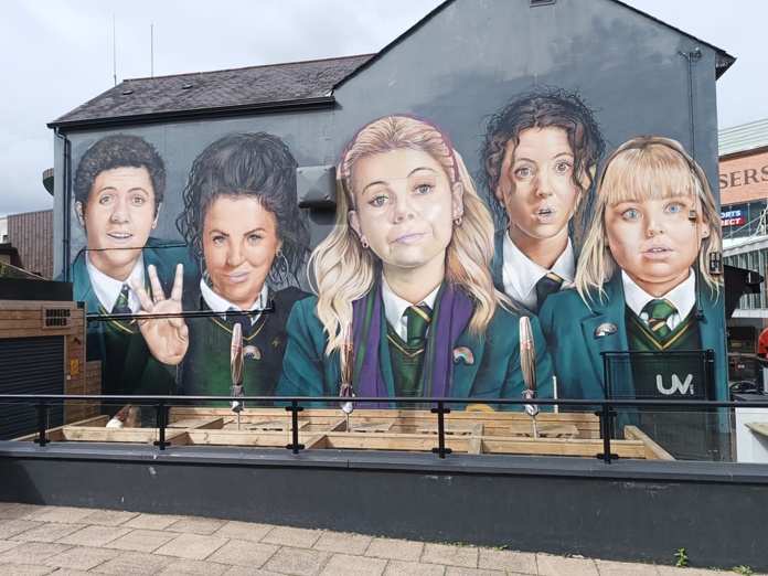 Derry Girls Une comédie qui se déroule dans les années 1990 à Derry. @C.L. Derry Girls Une comédie qui se déroule dans les années 1990 à Derry. @C.L.