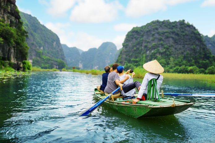 En bateau à Tam Coc © Aurora Travel & DMC En bateau à Tam Coc © Aurora Travel & DMC