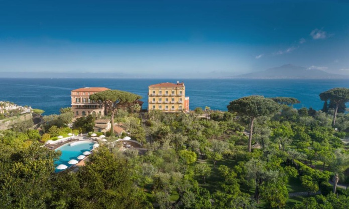 Une vue à couper le souffle sur la baie de Naples et sur le Vésuve (© Grand Hotel Excelsior Vittoria) Une vue à couper le souffle sur la baie de Naples et sur le Vésuve (© Grand Hotel Excelsior Vittoria)