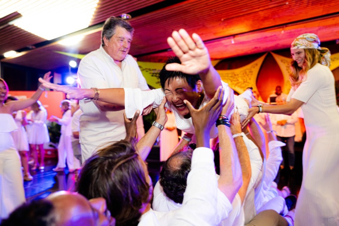 Les équipes de l'Île de La Réunion Tourisme (IRT) et de la Fédération Réunionnaise de Tourisme (FRT) se souviendront longtemps du "Paquito Chocolatero" lors de la dernière soirée - Photo Forum des Pionniers, Jules Despretz Les équipes de l'Île de La Réunion Tourisme (IRT) et de la Fédération Réunionnaise de Tourisme (FRT) se souviendront longtemps du "Paquito Chocolatero" lors de la dernière soirée - Photo Forum des Pionniers, Jules Despretz