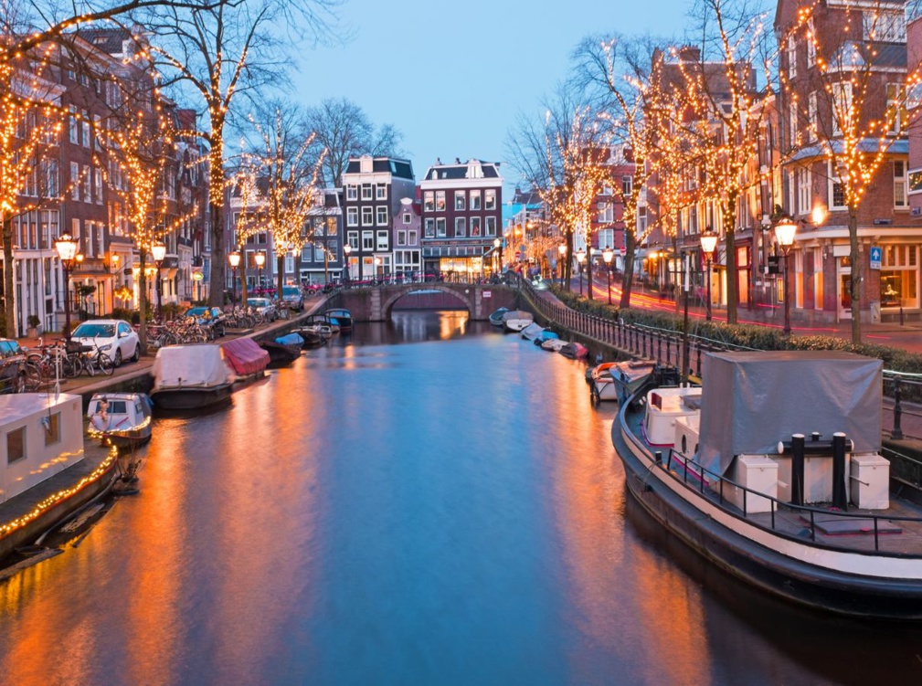 Amsterdam, l’étape incontournable de tout voyage aux Pays-Bas. Amsterdam, l’étape incontournable de tout voyage aux Pays-Bas.