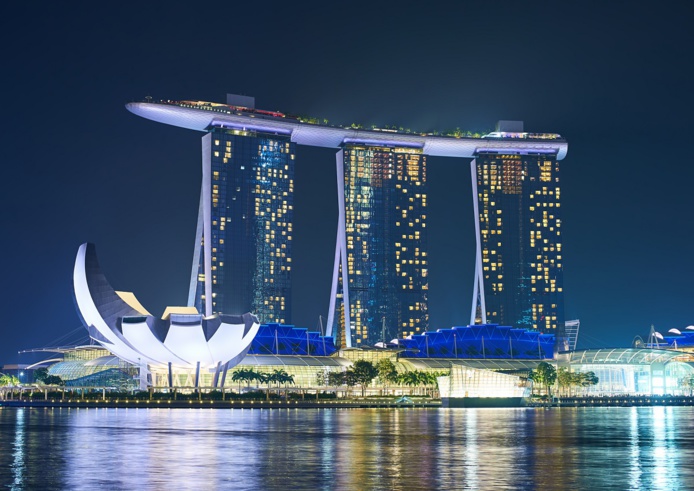 L’hôtel  s’inscrit dans un imaginaire éclectique composé à la fois de luxe, de gestes architecturaux, de fonctionnalité, de confort, d’originalité, d’intimité. Ici, le Marina Bay Sands à Singapour - DepositPhotos.com, teamtime L’hôtel  s’inscrit dans un imaginaire éclectique composé à la fois de luxe, de gestes architecturaux, de fonctionnalité, de confort, d’originalité, d’intimité. Ici, le Marina Bay Sands à Singapour - DepositPhotos.com, teamtime