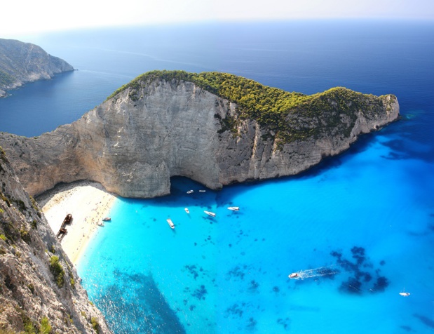 A Zante, plusieurs sites valent le détour, dont la plage de Navagio et ses falaises blanches de 400 m de haut - DR : J.-F.R.