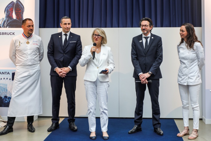 Anne Rigail, la directrice générale d’Air France avec de gauche à droite François Adamski, Xavier Thuizat, Fabien Pelous, Nina Métayer à Paris le 27 juillet. Credit Maeva Destombes. Anne Rigail, la directrice générale d’Air France avec de gauche à droite François Adamski, Xavier Thuizat, Fabien Pelous, Nina Métayer à Paris le 27 juillet. Credit Maeva Destombes.