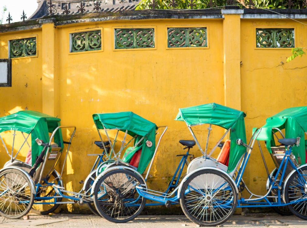 Le cyclo-pousse est un moyen de transport utilisé au Vietnam depuis l’époque de la colonisation Française. Le cyclo-pousse est un moyen de transport utilisé au Vietnam depuis l’époque de la colonisation Française.