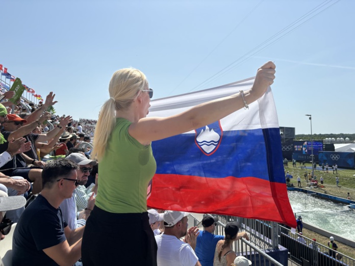 Le drapeau slovène brandi bien haut sur le stade nautique de Vaires-sur-Marne. ©David Savary Le drapeau slovène brandi bien haut sur le stade nautique de Vaires-sur-Marne. ©David Savary