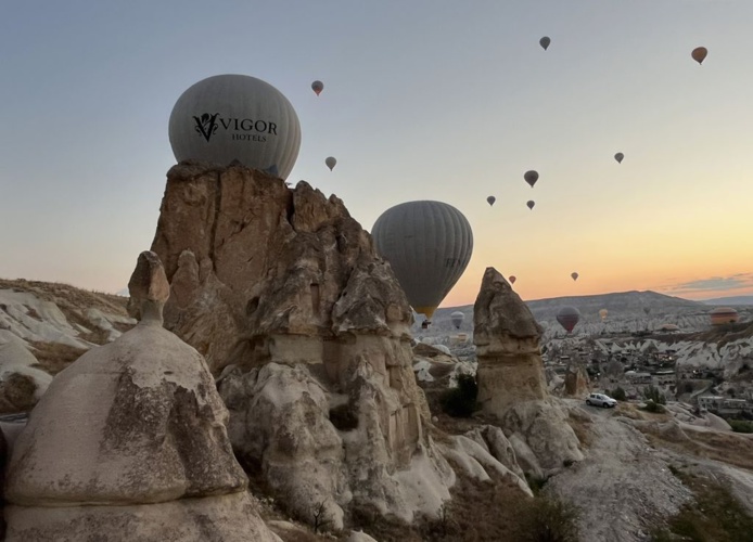 Parfois, on a l'impression que les montgolfières vont s'abîmer sur les "cheminées de fée" (©PB) Parfois, on a l'impression que les montgolfières vont s'abîmer sur les "cheminées de fée" (©PB)