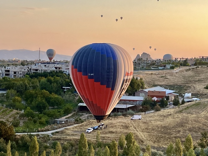 Délicatement, le panier va se poser directement sur la remorque qui le transportera ensuite (© PB)) Délicatement, le panier va se poser directement sur la remorque qui le transportera ensuite (© PB))