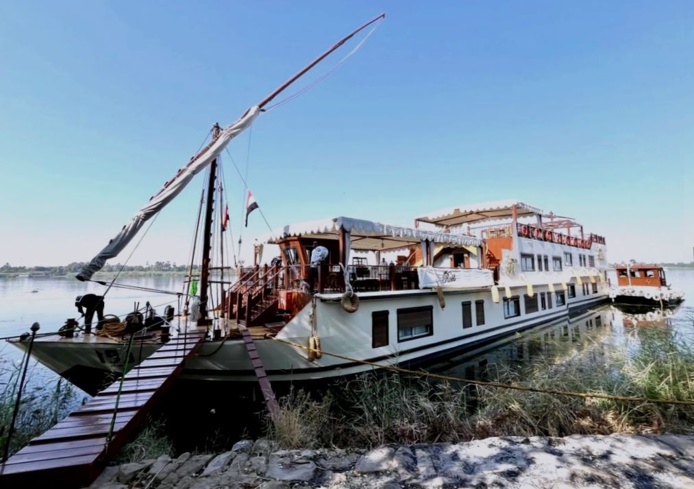 Croisière sur le Nil : la dahabiya "Rois" et au fond à droite, le "pousseur" qui lui permet de naviguer sur le fleuve (©PB) Croisière sur le Nil : la dahabiya "Rois" et au fond à droite, le "pousseur" qui lui permet de naviguer sur le fleuve (©PB)