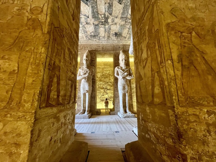 Intérieur des temples d'Abou Simbel creusés dans la roche sous une montagne (©PB) Intérieur des temples d'Abou Simbel creusés dans la roche sous une montagne (©PB)