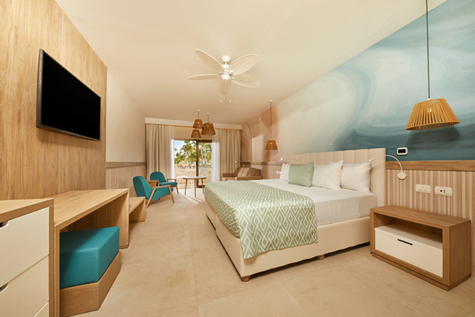 La Junior Suite Premium, entièrement rénovée, et tous les autres types de chambres du Bahia Principe Grand Punta Cana disposent d'un balcon ou d'une terrasse. La Junior Suite Premium, entièrement rénovée, et tous les autres types de chambres du Bahia Principe Grand Punta Cana disposent d'un balcon ou d'une terrasse.