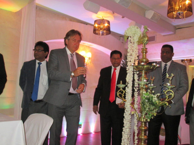 Légende photo : Son Excellence  Thilak Ranaviraja Ambassadeur du Sri Lanka en France entouré par  M. Arundika Fernando Ministre du Tourisme de Sri Lanka à droite et Danny Shepers directeur de Sri Lankan Airlines pour la France. Ici à la  cérémonie d’éclairage de la lampe à huile, une tradition  venue clôturer leur conférence de presse.