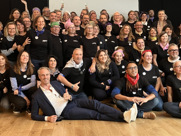 Guillaume Linton, P-dg d'Asia, et toute l'équipe du TO. DR: TB Guillaume Linton, P-dg d'Asia, et toute l'équipe du TO. DR: TB