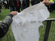 The ripped shirt of Xavier Broseta, Air France’s Human Resources Director. DR-LAC
