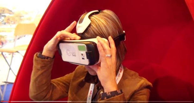 Carole Burlot, la directrice régionale du réseau Prêt-à-Partir teste les oculus rift sur le stand de son réseau pendant le salon IFTM. DR - Anaïs Borios.