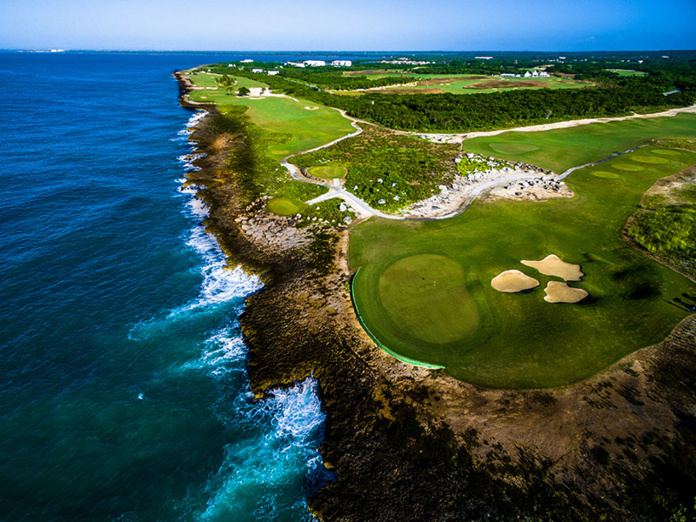 Le terrain PGA Ocean's 4, sa verdure dense, ses lacs spectaculaires et la mer proche impressionnent à tout moment et de tout point de vue © Bahia Principe Hotels & Resorts Le terrain PGA Ocean's 4, sa verdure dense, ses lacs spectaculaires et la mer proche impressionnent à tout moment et de tout point de vue © Bahia Principe Hotels & Resorts