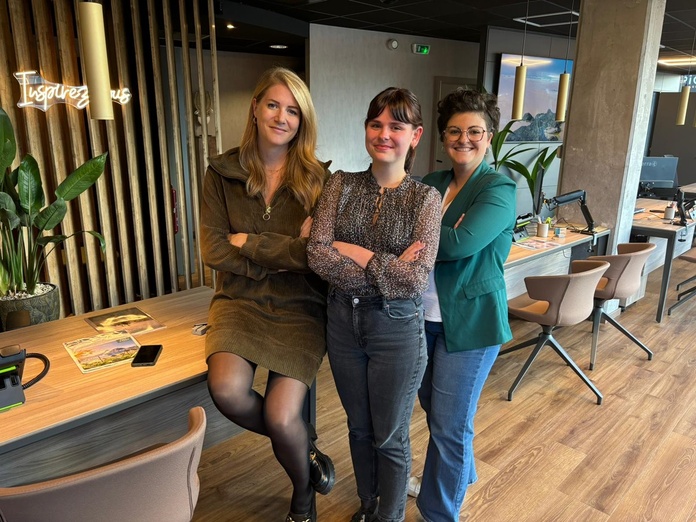 A gauche, Caroline Maisonneuve, responsable Réseau chez Fensch Voyages Selectour et une partie de l’équipe de l’agence de Metz. @fensch voyages A gauche, Caroline Maisonneuve, responsable Réseau chez Fensch Voyages Selectour et une partie de l’équipe de l’agence de Metz. @fensch voyages