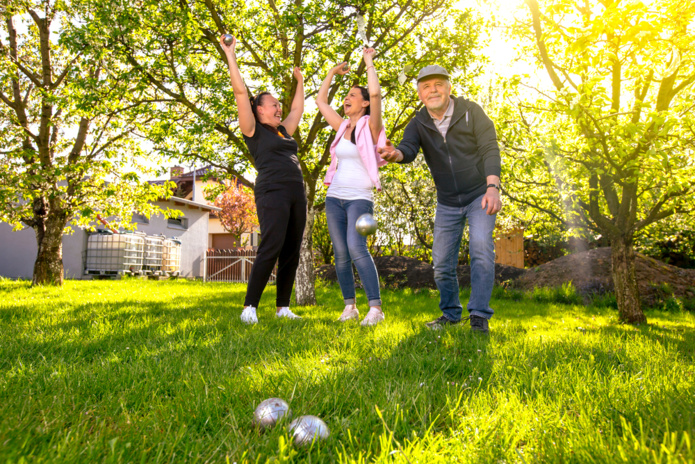 Quand je regarde les vacanciers du VVF de mon village, je vois des gens qui ne se connaissaient pas mais qui se parlent, jouent à la pétanque et au ping-pong ensemble, partagent une bière locale avec les habitants du village/ crédit Depositphotos.com Quand je regarde les vacanciers du VVF de mon village, je vois des gens qui ne se connaissaient pas mais qui se parlent, jouent à la pétanque et au ping-pong ensemble, partagent une bière locale avec les habitants du village/ crédit Depositphotos.com