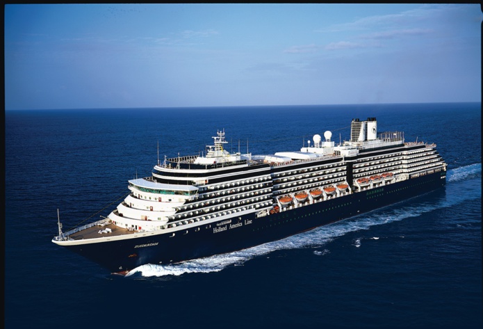 Le Zuiderman a préféré éviter Pointe-à-Pitre en raison du contexte social @Holland America Le Zuiderman a préféré éviter Pointe-à-Pitre en raison du contexte social @Holland America