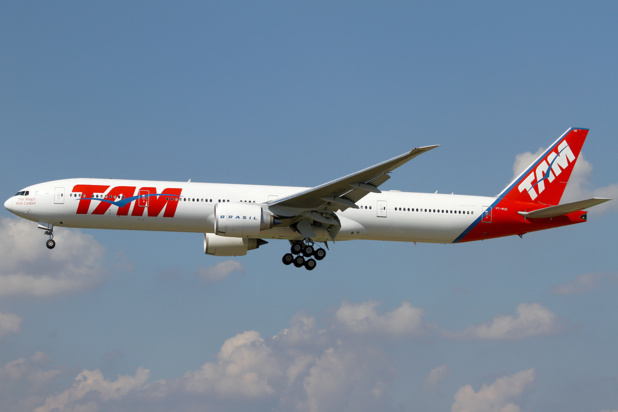 The colors of the Boeing 777 that links Paris to Sao Paulo should soon change with the creation of one single brand. DR TAM