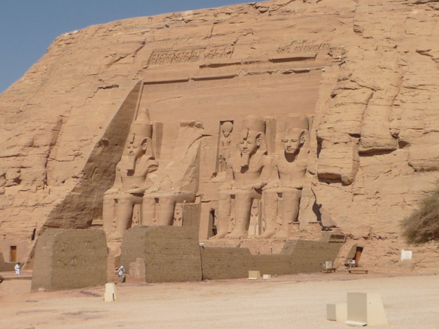 Ce matin, à Abou Simbel, il y avait... très peu de monde. En majorité d'ailleurs, des citoyens du pays, venus sans doute comprendre leurs origines et célébrer, à leur manière, le berceau de notre culture du monde - DR : I. Rémih Wikimedia Commons Ce matin, à Abou Simbel, il y avait... très peu de monde. En majorité d'ailleurs, des citoyens du pays, venus sans doute comprendre leurs origines et célébrer, à leur manière, le berceau de notre culture du monde - DR : I. Rémih Wikimedia Commons