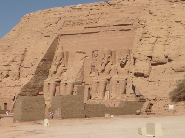 Ce matin, à Abou Simbel, il y avait... très peu de monde. En majorité d'ailleurs, des citoyens du pays, venus sans doute comprendre leurs origines et célébrer, à leur manière, le berceau de notre culture du monde - DR : I. Rémih Wikimedia Commons