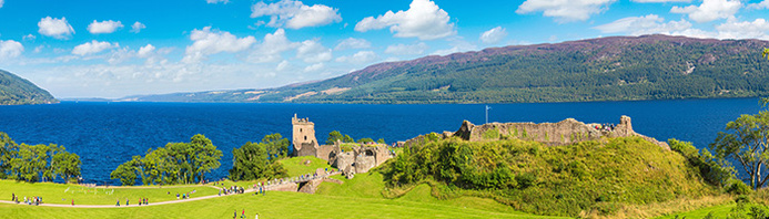 Le château d’Urquhart sur le Loch Ness en Écosse © Shutterstock