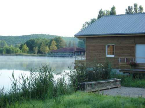 Les Cottages du Lac à Coly dans le Périgord Noir. La résidence est dans une propriété boisée de vingt hectares autour d'un lac privé. Les Cottages du Lac à Coly dans le Périgord Noir. La résidence est dans une propriété boisée de vingt hectares autour d'un lac privé.
