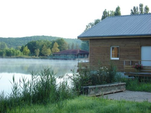 Les Cottages du Lac à Coly dans le Périgord Noir. La résidence est dans une propriété boisée de vingt hectares autour d'un lac privé.