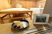 Du kōji frais en fermentation, brasserie Nagatorogura Sake, Chichibu © Au fil du Japon Du kōji frais en fermentation, brasserie Nagatorogura Sake, Chichibu © Au fil du Japon