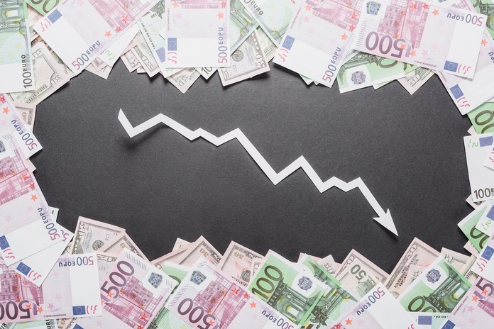 Sur le marché des devises, la différence entre les taux d’intérêt aux États-Unis et en Europe pousse à une baisse de la paire Euro - Dollar - Depositphotos.com Auteur VadimVasenin Sur le marché des devises, la différence entre les taux d’intérêt aux États-Unis et en Europe pousse à une baisse de la paire Euro - Dollar - Depositphotos.com Auteur VadimVasenin