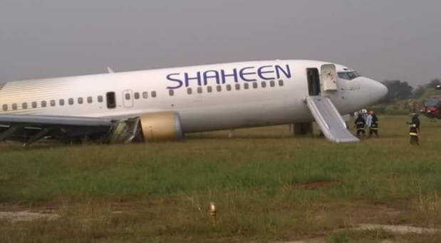Le Boeing de Shaheen Air est sorti de piste à Lahore (Pakistan) - Photo Twitter @raisinganchor Le Boeing de Shaheen Air est sorti de piste à Lahore (Pakistan) - Photo Twitter @raisinganchor